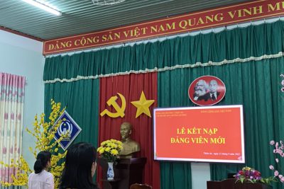 Lễ kết nạp đảng viên mới. Hoàng Thị Hương